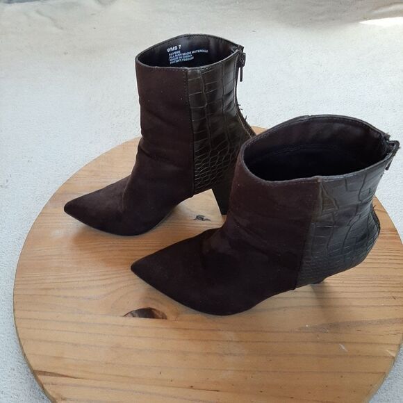 New Direction Suede Ankle Booties Size 7 - Picture 1 of 11